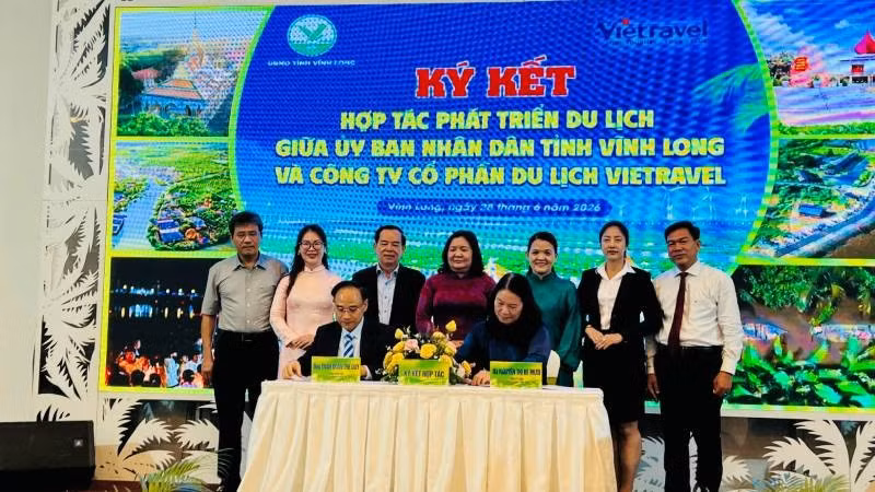 Ủy ban nhân dân tỉnh Vĩnh Long và Công ty Cổ phần Du lịch Vietravel ký kết hợp tác phát triển du lịch.