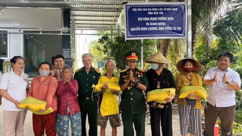 Chi hội Hỗ trợ, tri ân gia đình liệt sĩ tỉnh Bến Tre trao quà cho hộ gia đình chính sách trên địa bàn. (Ảnh: HOÀNG TRUNG)