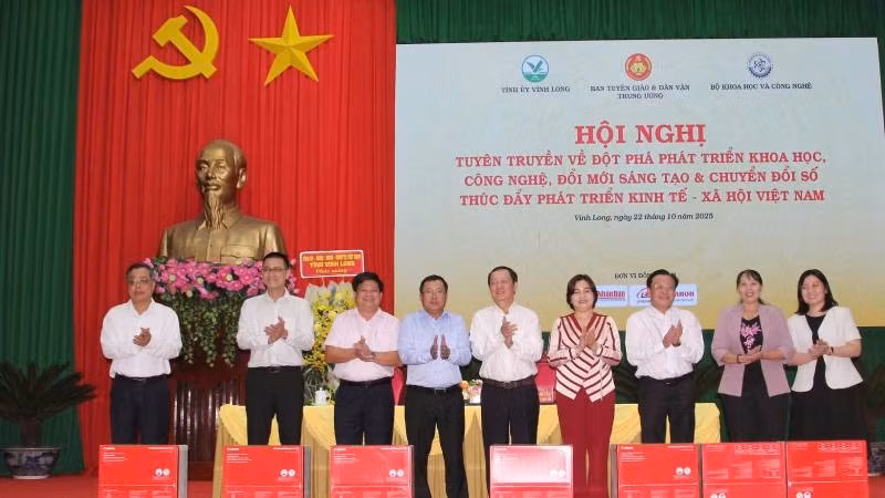 Đồng chí Huỳnh Thành Đạt và nhà báo Lê Nam Tư trao tặng 10 máy in Canon cho Ban Tuyên giáo và Dân vận các tỉnh, thành phố tham dự Hội nghị.