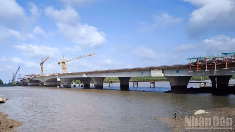 Công trình cầu Ba Lai 8 đang đẩy nhanh tiến độ xây dựng, sớm hoàn thành đưa vào sử dụng. (Ảnh: HOÀNG TRUNG)