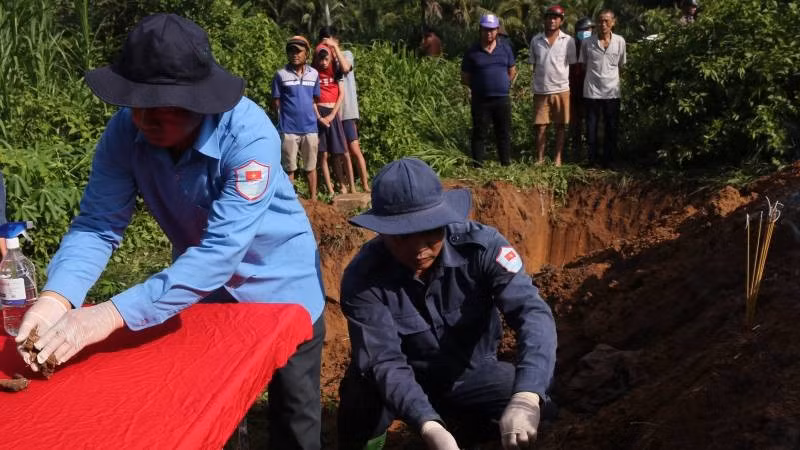 Lực lượng chức năng tiến hành tìm kiếm, quy tập hài cốt liệt sĩ tại nghĩa trang tạm thời chiến tại xã Tân Thành Bình, tỉnh Vĩnh Long.