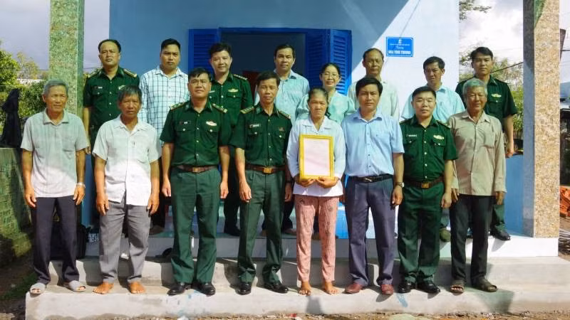 Ban Chỉ huy Bộ đội Biên phòng tỉnh Vĩnh Long cùng chính quyền địa phương bàn giao căn nhà cho người dân tại xã biên giới biển Bảo Thạnh.