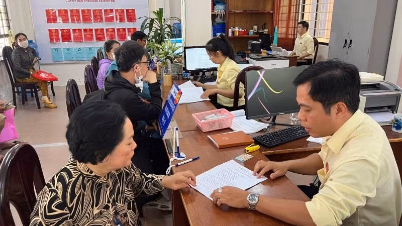 Người dân đến giải quyết thủ tục hành chính tại Trung tâm phục vụ hành chính công xã Bình Đại.
