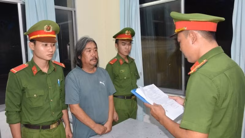 Đối tượng Lynh bị khởi tố, bắt tạm giam để điều tra hành vi giết người (Ảnh: Công an Vĩnh Long)