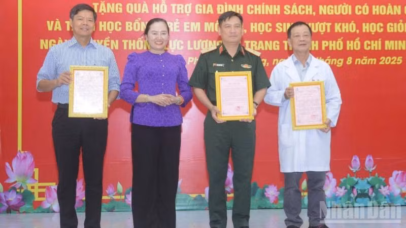 ndo_br_trao-giay-khen-nha-hao-tam.jpg