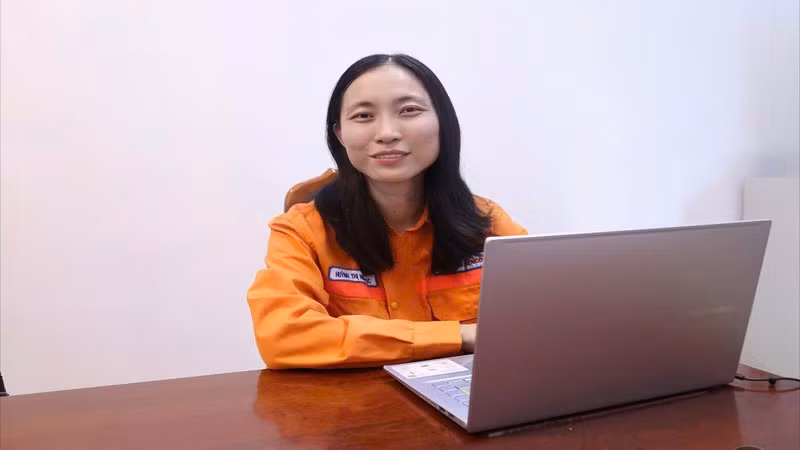 Huỳnh Thị Như Ngọc luôn chủ động ứng dụng công nghệ số, cải tiến kỹ thuật để nâng cao hiệu quả sản xuất. (Ảnh: NGUYỄN HUYỀN)