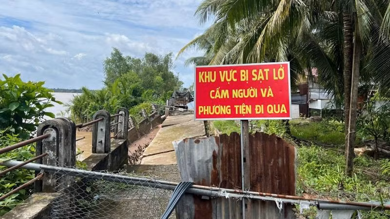 Chính quyền địa phương lắp biển cấm người và phương tiện đi qua khu vực sạt lở. (Ảnh: HOÀNG TRUNG)