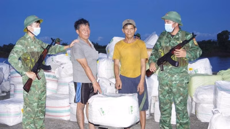 Lực lượng Bộ đội Biên phòng tỉnh Vĩnh Long bắt giữ hai phương tiện vận chuyển hàng hóa trái phép vào Việt Nam. (Ảnh: Trần Giỏi)
