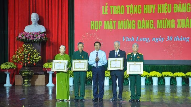 Tỉnh ủy Vĩnh Long trao Huy hiệu Đảng cho các đảng viên.