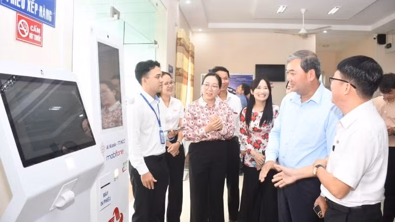 Lãnh đạo tỉnh Vĩnh Long kiểm tra công tác cải cách hành chính tại Trung tâm phục vụ hành chính công xã Phước Mỹ Trung. (Ảnh: HOÀNG VŨ)