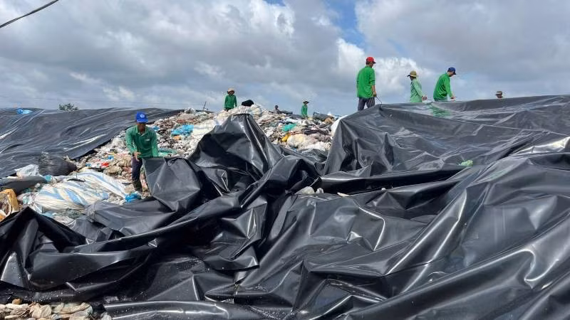 Các đơn vị liên quan tập trung khắc phục ô nhiễm môi trường tại bãi rác An Hiệp. (Ảnh: HOÀNG TRUNG)