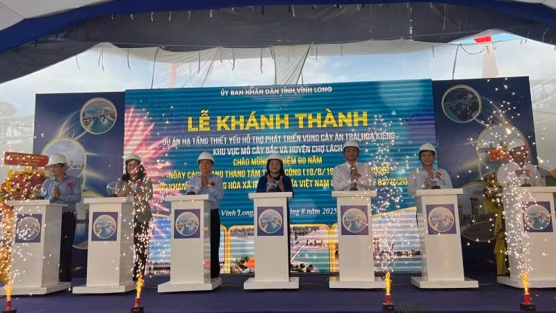 Đại biểu tham dự buổi lễ thực hiện nghi thức khánh thành dự án hạ tầng thiết yếu hỗ trợ phát triển vùng cây ăn trái, hoa kiểng. (Ảnh: HOÀNG TRUNG)