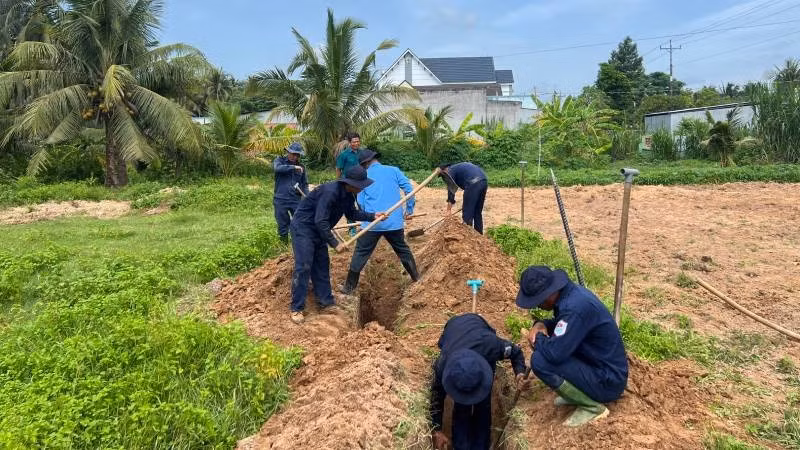 Các lực lượng đang khẩn trương tìm kiếm, quy tập hài cốt liệt sĩ tại ấp Tân Hòa, xã Tân Thành Bình, tỉnh Vĩnh Long.