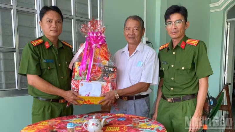 ndo_br_thuong-ta-cao-thanh-nhan-tham-tang-qua-nguyen-truong-cong-an-huyen-thanh-phu-nhan-ky-niem-80-nam-ngay-truyen-thong-luc-luong-cand.jpg