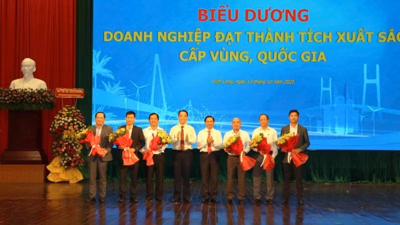 Đại diện các doanh nghiệp được biểu dương trong buổi họp mặt. (Ảnh: HOÀNG TRUNG)