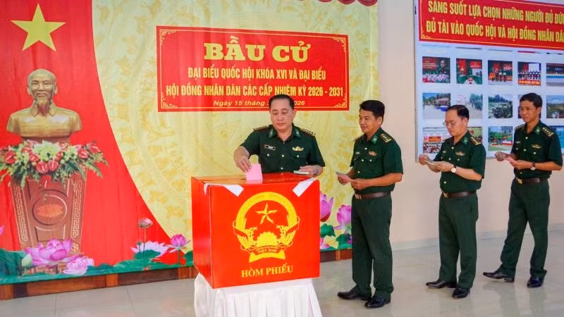 Cử tri tại Bộ đội Biên phòng tỉnh Vĩnh Long tham gia bỏ phiếu bầu đại biểu Quốc hội khóa XVI và đại biểu Hội đồng nhân dân các cấp nhiệm kỳ 2026-2031.