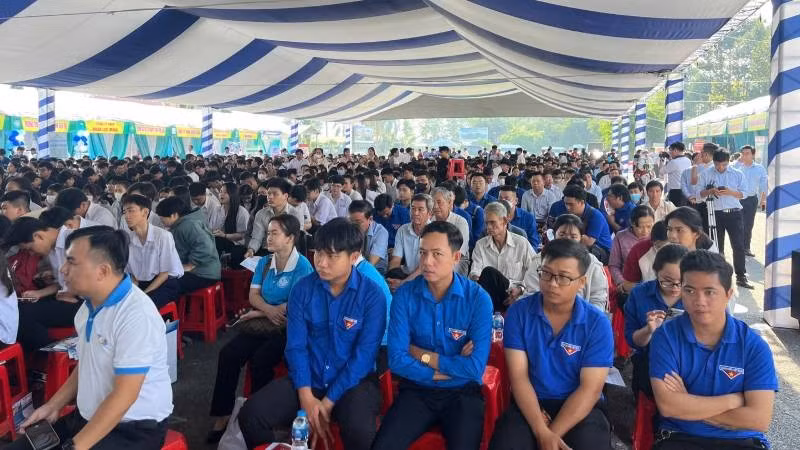 Đông đảo học sinh, sinh viên, người lao động tham gia Ngày hội việc làm năm 2025.