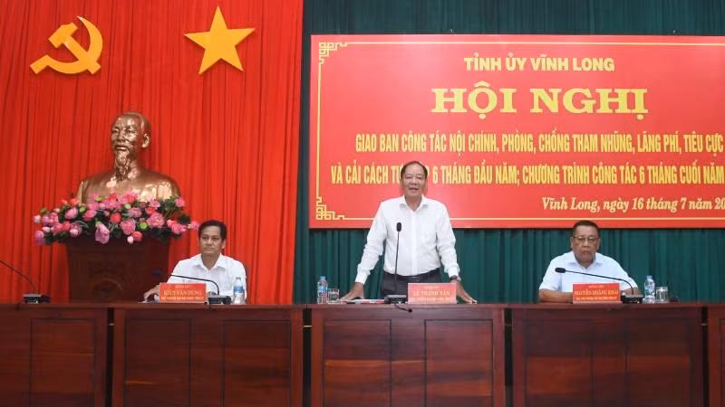 Lãnh đạo tỉnh Vĩnh Long chủ trì hội nghị.