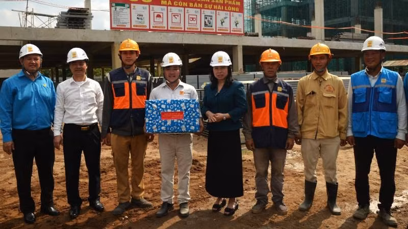 Đồng chí Thái Thu Sương thăm hỏi, tặng quà cho công nhân lao động đang thi công tại công trình nhà ở xã hội Công đoàn.