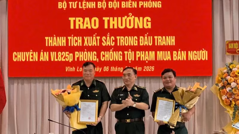 Thiếu tướng Đỗ Ngọc Cảnh trao thưởng cho tập thể có thành tích xuất sắc trong đấu tranh Chuyên án VL825p phòng, chống tội phạm mua bán người.