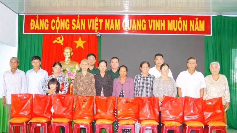 Tặng quà cho hộ gia đình chính sách, gia đình có hoàn cảnh khó khăn tại xã Tân Thủy, tỉnh Vĩnh Long. (Ảnh: TRẦN GIỎI)