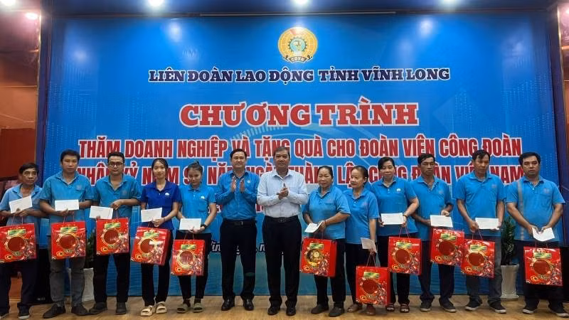 Lãnh đạo tỉnh Vĩnh Long thăm, tặng quà cho công nhân lao động có hoàn cảnh khó khăn tại Công ty cổ phần Đông Hải Bến Tre.