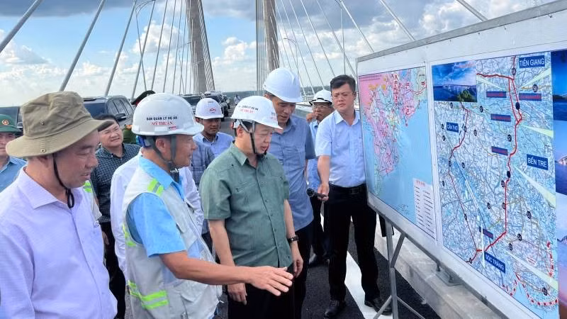 Phó Thủ tướng Trần Hồng Hà kiểm tra công trình cầu Rạch Miễu 2. (Ảnh: HOÀNG TRUNG)