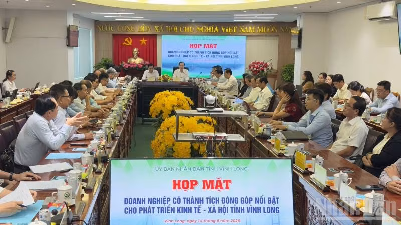 Tỉnh Vĩnh Long tổ chức họp mặt doanh nghiệp có thành tích đóng góp nổi bật cho phát triển kinh tế-xã hội. (Ảnh: HOÀNG TRUNG)