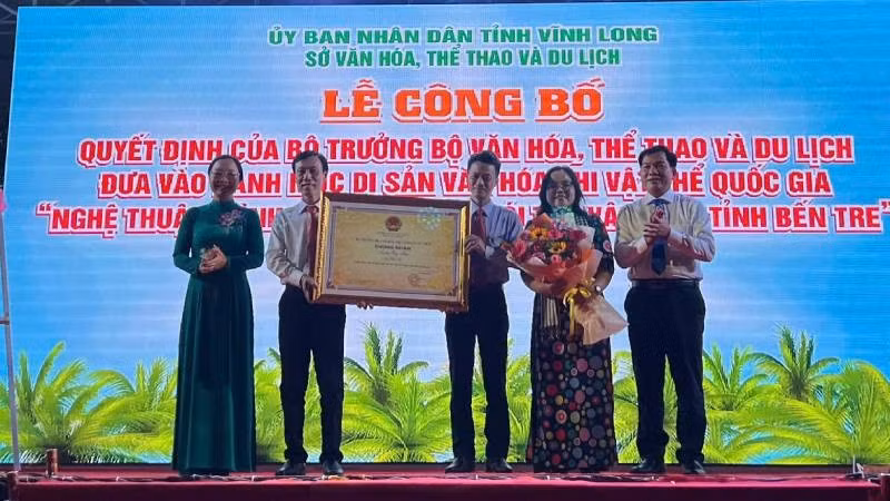 Trao quyết định công nhận "Nghệ thuật trình diễn dân gian Nói thơ Vân Tiên tỉnh Bến Tre" là Di sản văn hóa phi vật thể cấp quốc gia. (Ảnh: HOÀNG TRUNG)