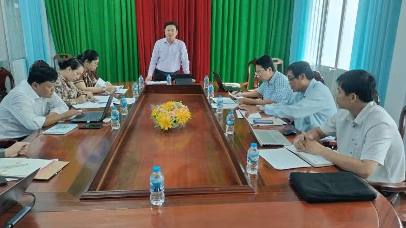 Đại biểu tham dự hội nghị thẩm định nội dung "Sổ tay hướng dẫn thực hành kinh tế tuần hoàn". (Ảnh: HOÀNG TRUNG)