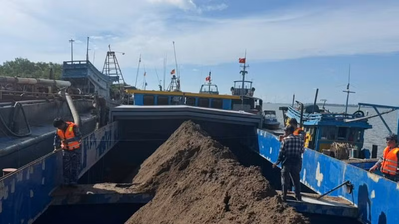 Phương tiện vận chuyển cát trái phép bị lực lượng Bộ đội Biên phòng bắt giữ.