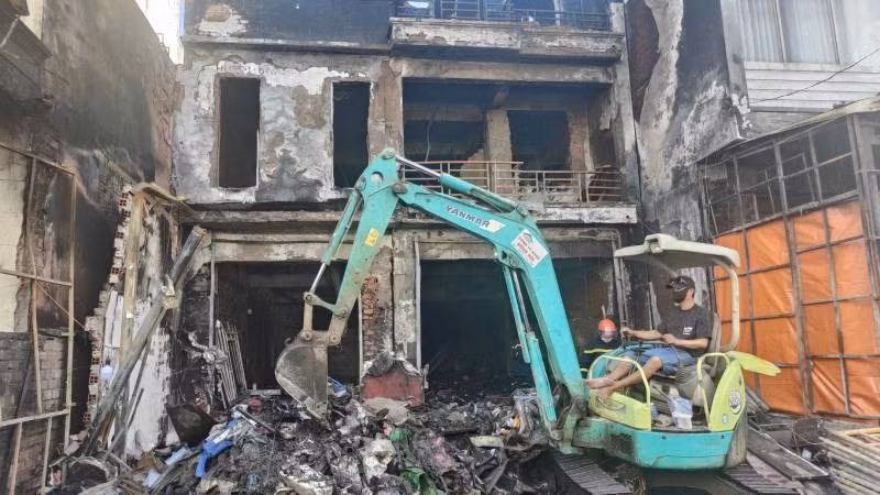 Hiện trường vụ cháy tại cửa hàng chuyên kinh doanh văn phòng phẩm ở xã Bình Đại (tỉnh Vĩnh Long).
