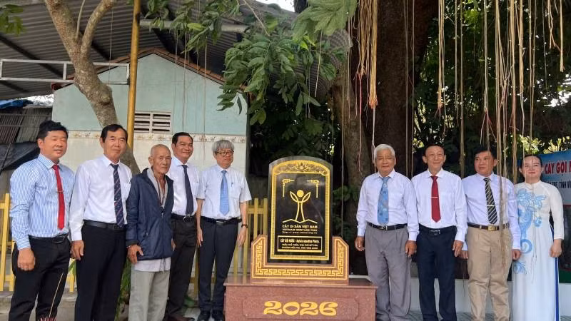 Đại biểu tham dự buổi lễ tháo biển công nhận cây gội nước là Cây Di sản Việt Nam.