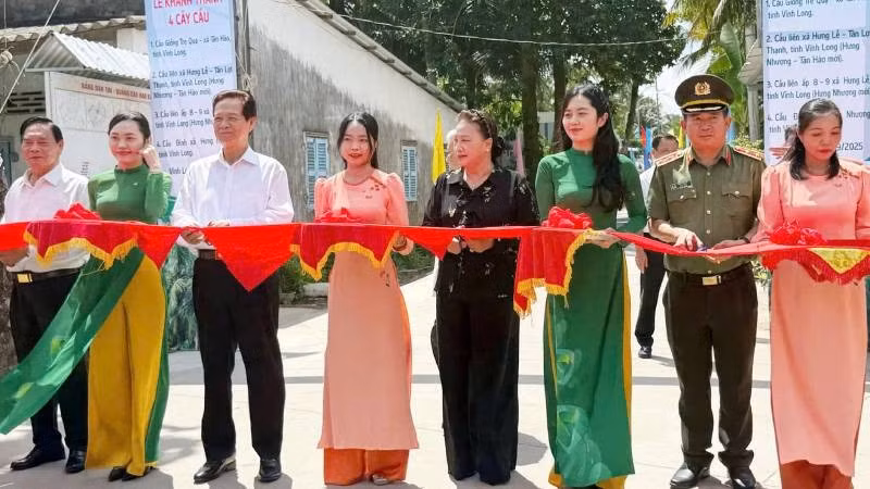 Đại biểu tham dự buổi lễ thực hiện nghi thức cắt băng khánh thành cầu Đình, xã Hưng Nhượng (tỉnh Vĩnh Long). 