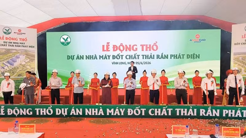 Đại biểu tham dự buổi lễ thực hiện nghi thức khởi công Dự án nhà máy đốt chất thải rắn tại tỉnh Vĩnh Long.