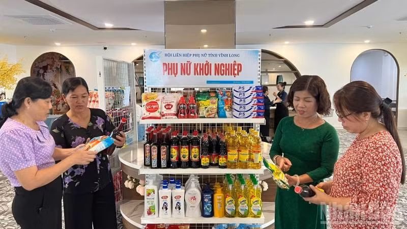 Phụ nữ tỉnh Vĩnh Long được ký gửi hàng hóa để khởi nghiệp kinh doanh. (Ảnh: HOÀNG TRUNG)