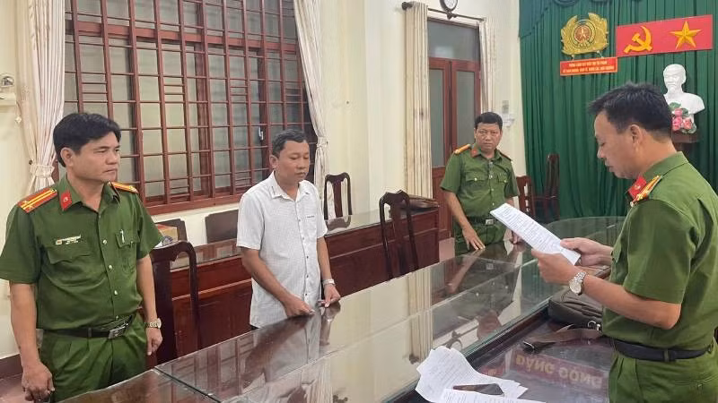 Đối tượng Huỳnh Điền Hiếu Trung bị khởi tố để điều tra hành vi lừa đảo chiếm đoạt tài sản. (Ảnh: Cổng thông tin điện tử Công an tỉnh Vĩnh Long)