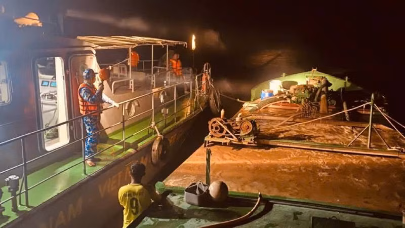 Lực lượng Bộ đội Biên phòng tỉnh Vĩnh Long phát hiện phương tiện đường thủy khai thác cát lòng sông trái phép.