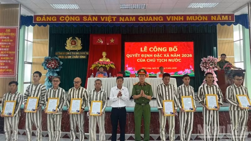 Đại biểu tham dự buổi lễ trao quyết định đặc xá cho các phạm nhân.