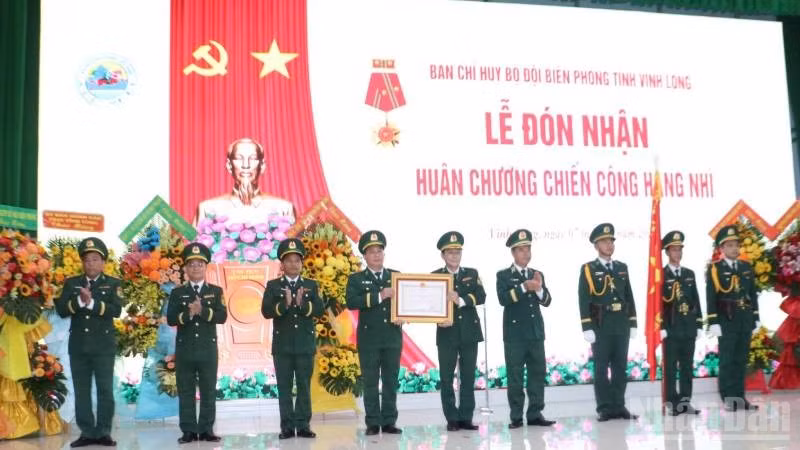 Tập thể Bộ đội Biên phòng tỉnh Vĩnh Long đón nhận Huân chương Chiến công hạng Nhì. (Ảnh: HOÀNG TRUNG)