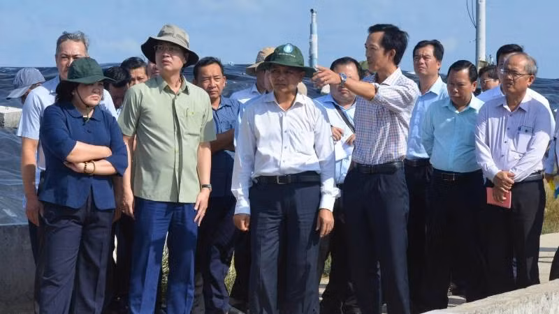 Đoàn công tác của Tỉnh ủy, Ủy ban nhân dân tỉnh Vĩnh Long kiểm tra thực địa tại bãi rác An Hiệp.