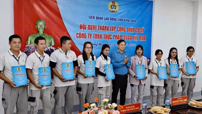 Đồng chí Nguyễn Phúc Linh, Chủ tịch Liên đoàn Lao động tỉnh Vĩnh Long trao quyết định kết nạp đoàn viên cho người lao động tại Công ty Trách nhiệm hữu hạn Thực phẩm Susa Việt Nam.