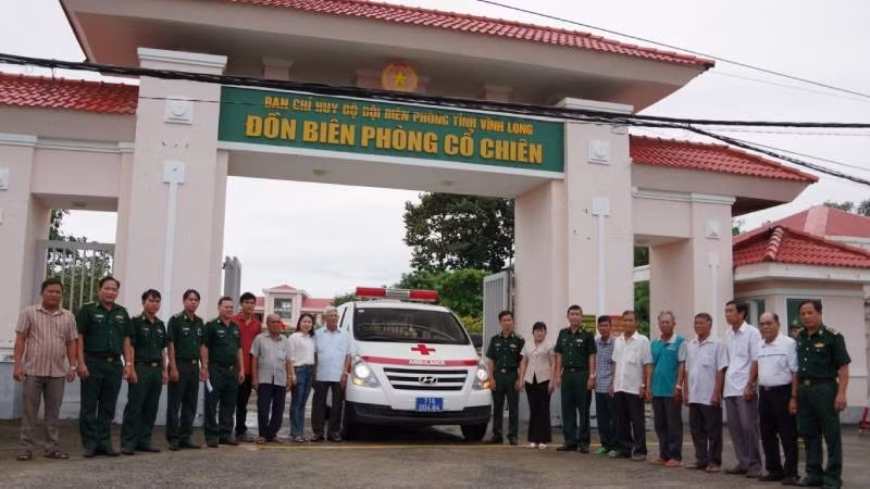 Đồn Biên phòng Cổ Chiên ra mắt mô hình "Xe cứu thương 0 đồng Biên phòng" tại xã biên giới biển Thạnh Phong (tỉnh Vĩnh Long).
