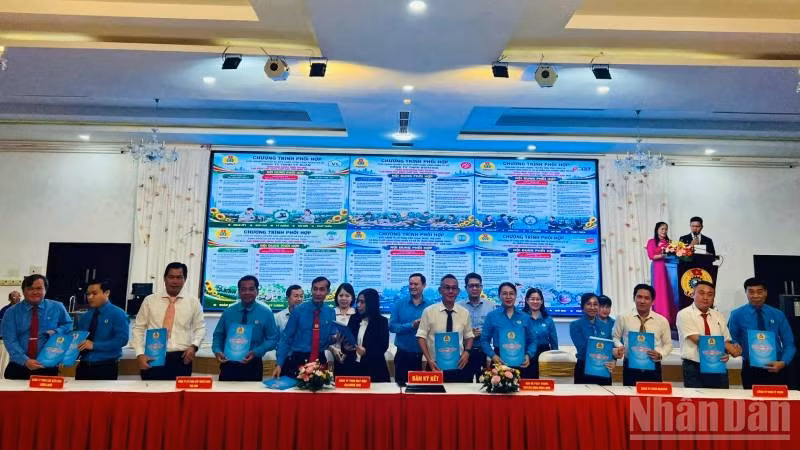 Đại diện các đơn vị tham gia ký kết chương trình phối hợp thực hiện phong trào thi đua. (Ảnh: HOÀNG TRUNG)