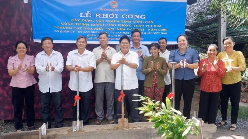 Đại biểu tham dự lễ thực hiện nghi thức khởi công xây dựng nhà cho nông dân Nguyễn Thái Khiển. (Ảnh: HOÀNG TRUNG)