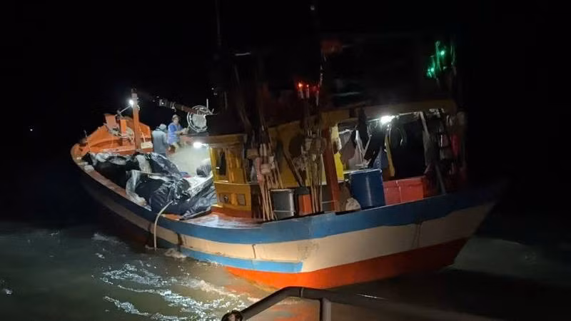 Lực lượng Bộ đội Biên phòng tỉnh Vĩnh Long phát hiện, xử lý phương tiện khai thác thủy sản sai vùng quy định.