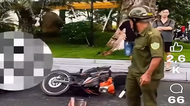 Vĩnh Long: Khởi tố người đàn ông đánh người sau va chạm giao thông Hiện trường vụ tai nạn giao thông được người dân đưa lên mạng xã hội. (Ảnh: cắt từ clip)