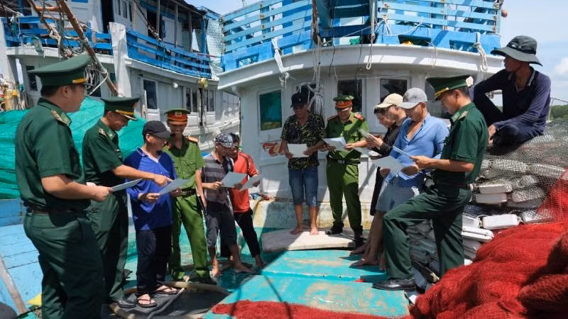 Công an xã Tân Thủy phối hợp Đồn Biên phòng Hàm Luông tuyên truyền ngư dân chống khai thác bất hợp pháp, không báo cáo, không theo quy định. 