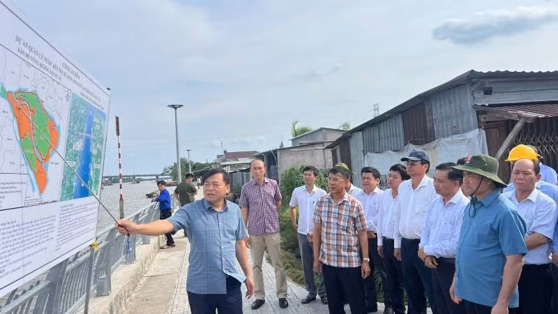 Đoàn công tác của Bộ Nông nghiệp và Môi trường cùng lãnh đạo địa phương khảo sát hệ thống thủy lợi trên địa bàn tỉnh Vĩnh Long.