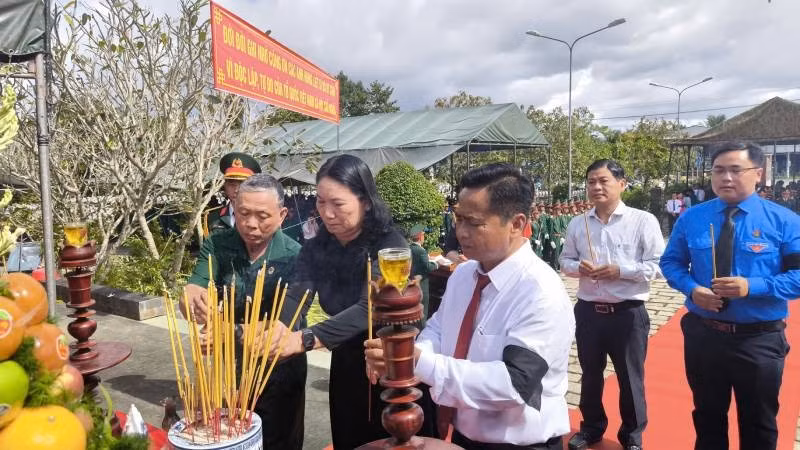 Đại biểu tham dự buổi lễ dâng hương cho các anh hùng liệt sĩ. (Ảnh: HOÀNG TRUNG)